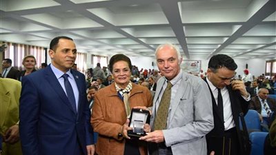 المحافظ تُهدي حفيد 