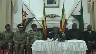 بالفيديو.. موجابي باقٍ في حكم زيمبابوي بعد التعهد بإصلاحات اقتصادية