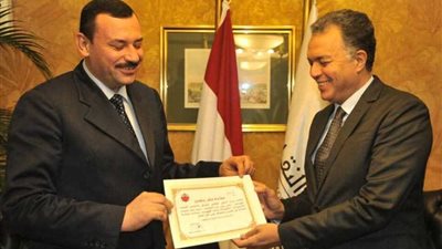 وزير النقل يكرِّم مديرًا عامًا بالمترو رفض رشوة بـ150 ألف جنيه