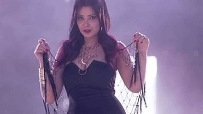 مطربة عندي ظروف تبكي