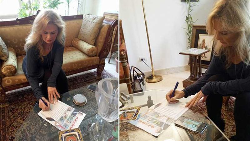 الفنانة يسرا توقع