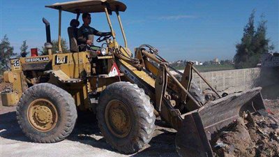 رفع القمامة والأتربة من حرم الطرق بالدلنجات‎