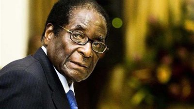 موجابي: استقلت ضمانًا للانتقال السلمي للسلطة