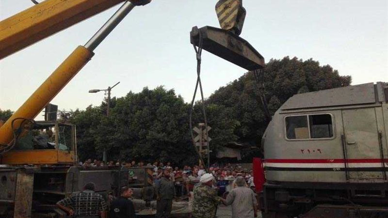 ونش يقتحم مزلقان