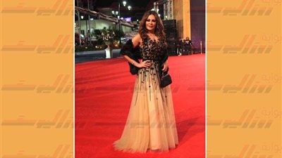 فستاني جميل... لغة جسد الفنانات وفساتينهن