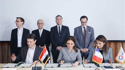 سحر نصر توقع مع 