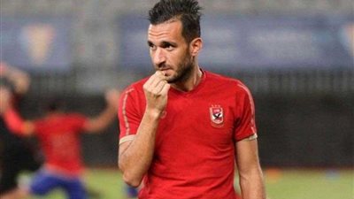 معلول يؤدي تدريبات تأهيلية للتخلص من الإصابة