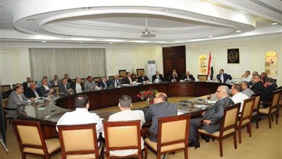 وزير الإسكان فى اجتماعه بشركات 