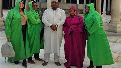 الأفارقة يؤدون الصلوات بمسجد عمرو بن العاص ويضيئون الشموع بالكنيسة المعلقة