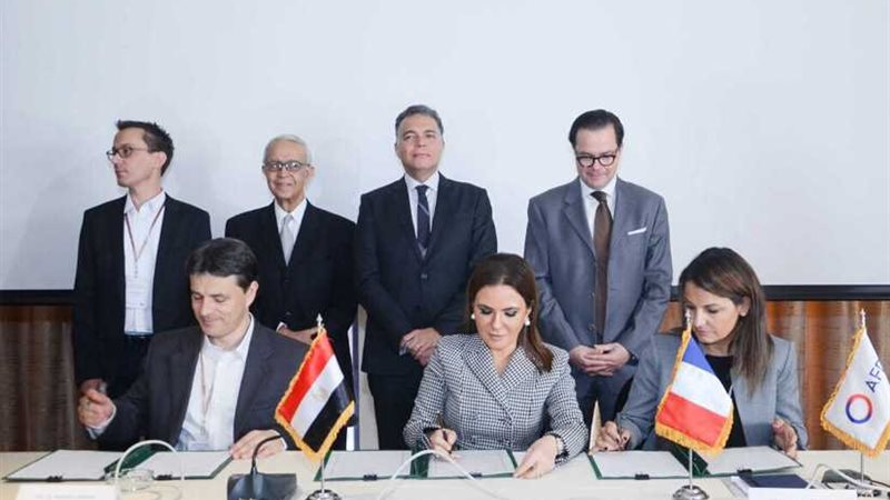 سحر نصر توقع مع الفرنسية