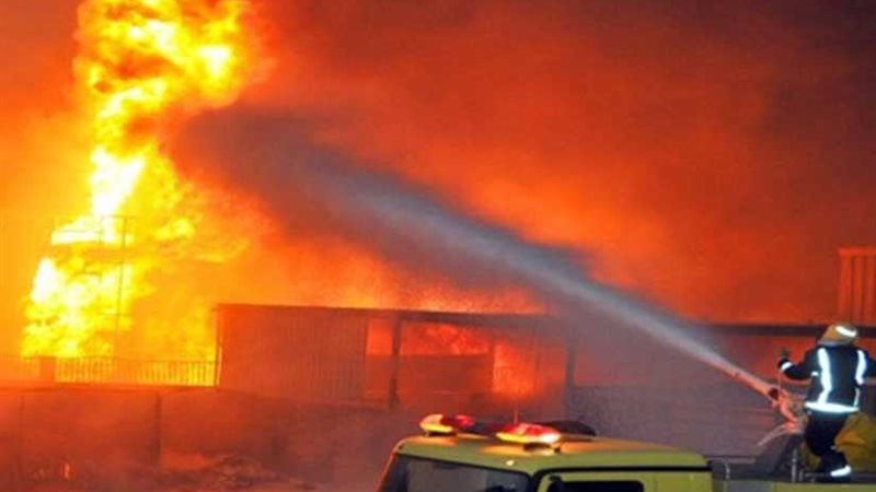 حريق يدمر مصنع ملابس