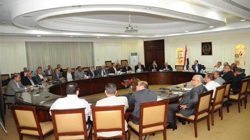 وزير الإسكان فى اجتماعه