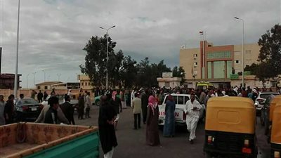 تزاحم المواطنين أمام مستشفى (العريش العام) و(بئر العبد) للتبرع بالدم