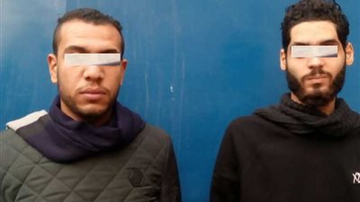 طالبان يستدرجان مدرستهما ويستوليان على هاتفها المحمول