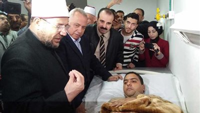 وزير الأوقاف ومحافظ الشرقية ووكيل وزارة الصحة يطمئنون على إمام مسجد الروضة