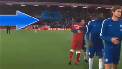 بالفيديو.. «صلاح» يُعانق «هازارد» بعدما طلب قميصه في ليفربول