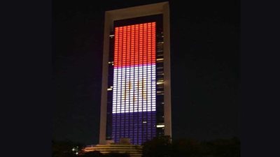 أبوظبي تضيء معالمها بألوان علم مصر(صور)