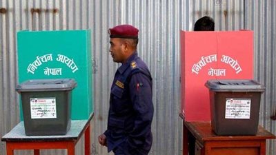 النيباليون يتوجهون إلى مراكز الاقتراع في انتخابات تاريخية