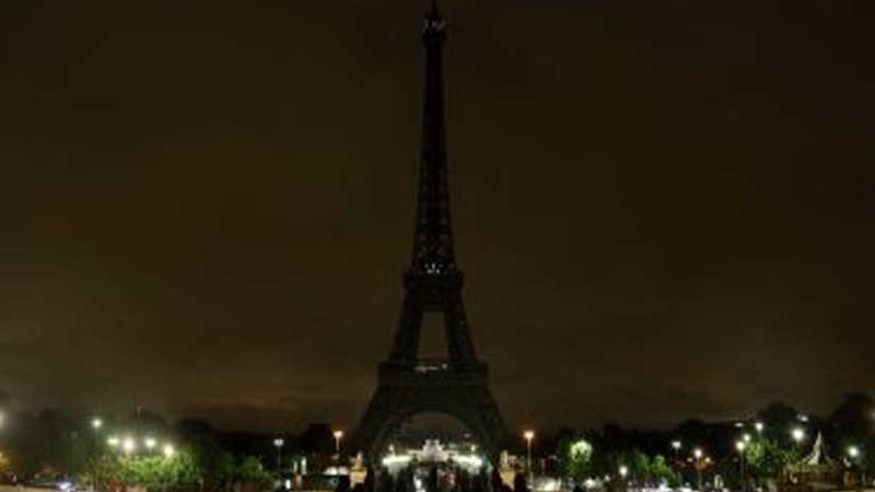 برج إيفل يطفئ أنواره