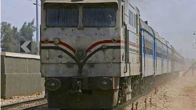 سيارة تقتحم شريط