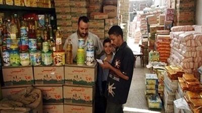 صرف المقررات التموينية لأهالي الروضة دون التقيد بالإجراءات الرسمية