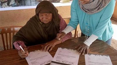 أهالي حلايب وشلاتين يوقعون استمارة علشان تبنيها