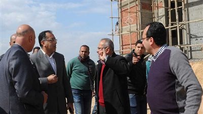 وزير الإسكان يستعرض الموقف التنفيذي لـ18 ألف وحدة في 