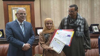 محافظ المنيا يكرم طالبين فازا بالمراكز الأولى في مسابقة 