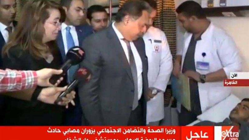 وزير الصحة يفحص طبيًا