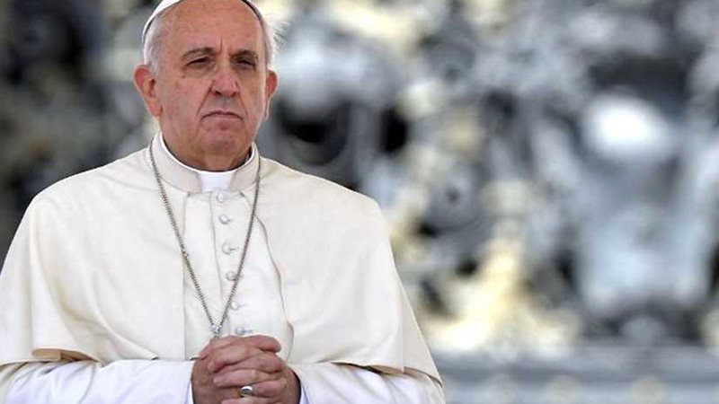 بابا الفاتيكان يقف