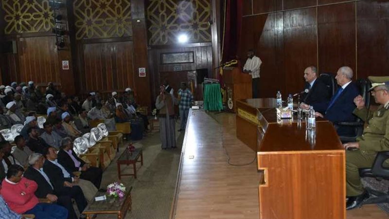 محافظ أسوان يجتمع