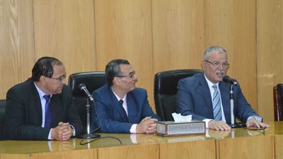 محافظ المنيا يكرم وكيل وزارة التعليم لانتهاء مدة خدمته وترقيته