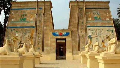 عبد السلام رجب يقيم متحف الصين بالقرية الفرعونية