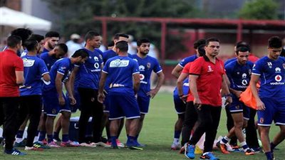 البدري يعقد محاضرة فنية مع لاعبي الأهلي قبل مواجهة المصري