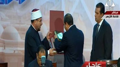 بالفيديو.. وزير الإوقاف يهدي السيسي هدية تذكارية بمناسبة ذكري المولد الشريف