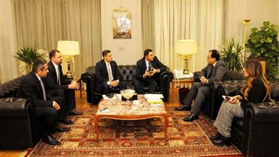 وزير الإسكان يبحث مع مسؤولي شركة عالمية التعاون في تحلية المياه