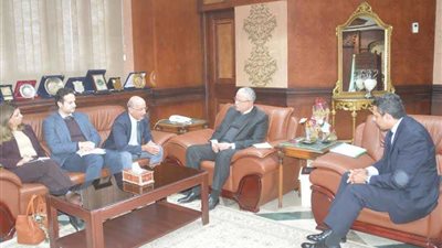 محافظ المنيا يبحث مع وفد الوكالة الإيطالية المرحلة الثالثة لمشروع إدارة المخلفات الصلبة