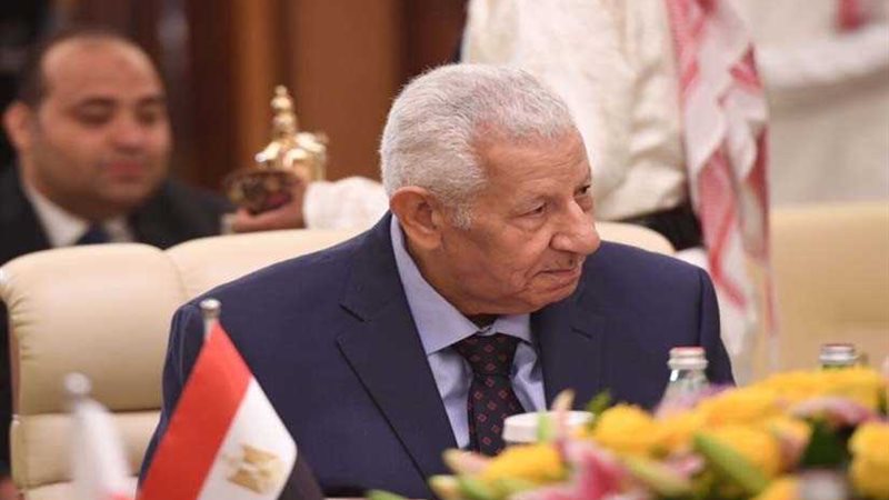 مكرم يدعو العرب لتنحية