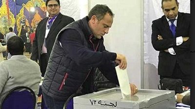 أسامة حسنى يدلي بصوته فى انتخابات الأهلي