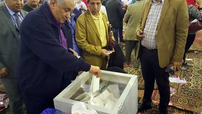 عاشور يُدلي بصوته بانتخابات نادي القرن