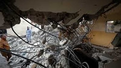 قوات الاحتلال اﻹسرائيلي تهدم منزل عائلة أسير فلسطيني وتصيب العشرات بالاختناق بينهم رضيع ومسنة