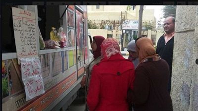 بالصور.. منافذ متحركة لبيع السلع والمنتجات الغذائية بأسواق الإسكندرية