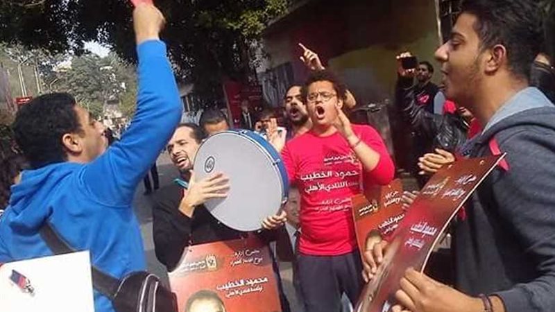 هتافات مستمرة داخل