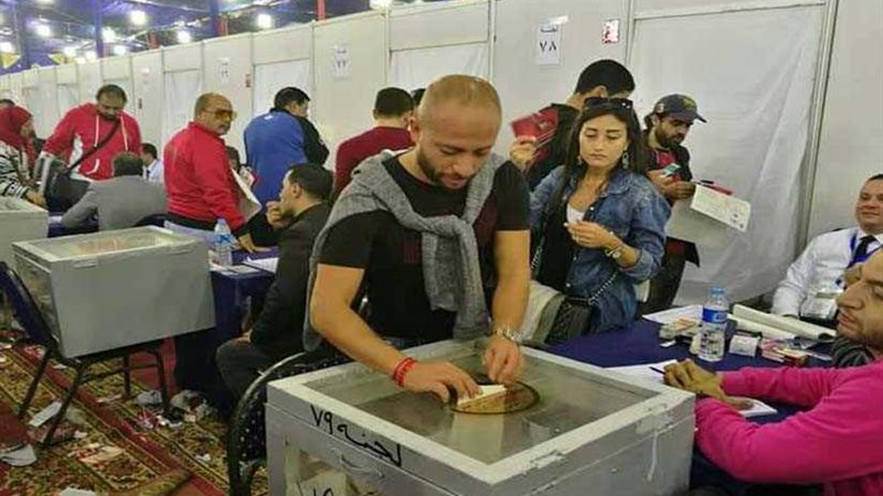 شيتوس يدلي بصوته