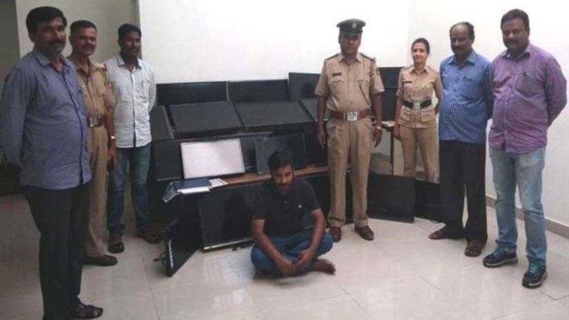 يسرق 120 جهاز تلفزيون