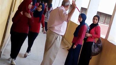 مدرس يصفع طالبة بمدرسة ثانوية بالقاهرة (فيديو)