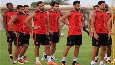 الخطيب يساند لاعبي الأهلي قبل مواجهة إنبي