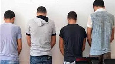 ضبط عصابة تنتحل صفة رجال شرطة وتنصب أكمنة بالطرق الصحراوية