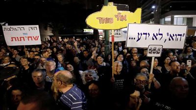 الآلاف يتظاهرون ضد 