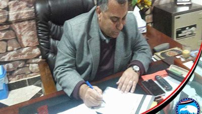 وكيل وزارة الإسكان ببني سويف يوقع على استمارة 